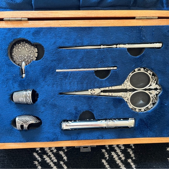 Vintage Needlework Set Box - Picture 3 of 4